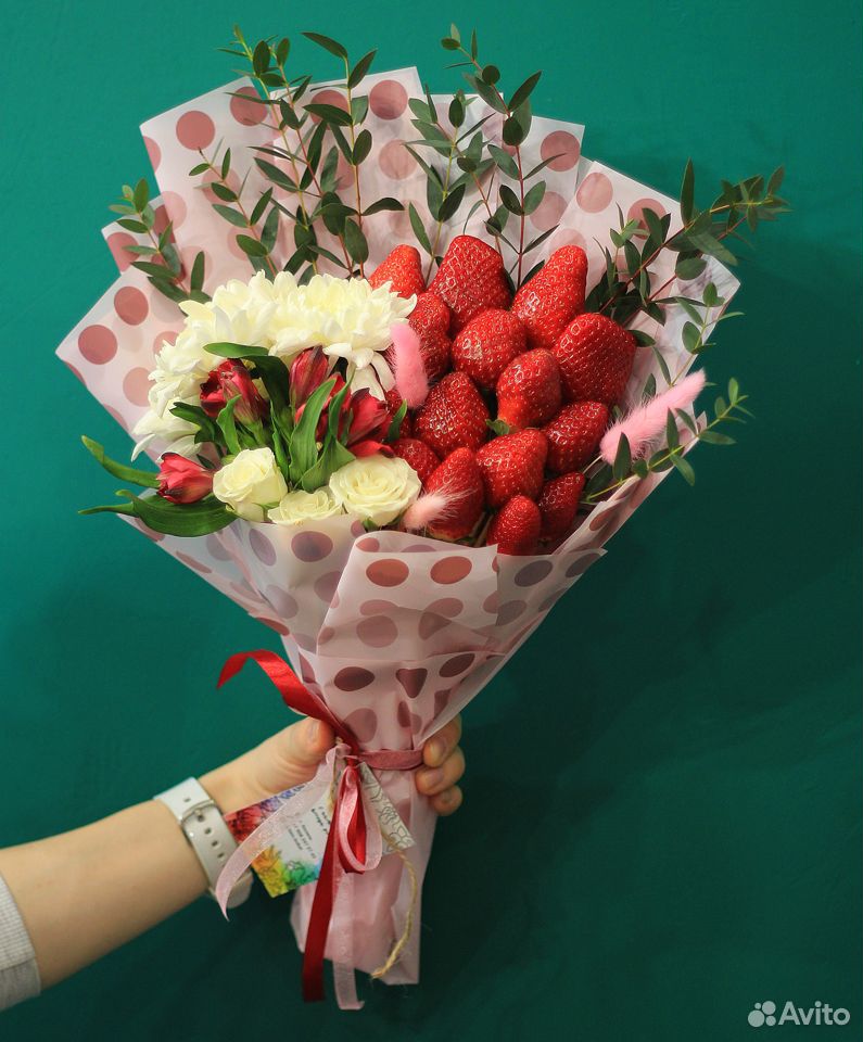Клубничный букет с цветами купить на Зозу.ру - фотография № 2