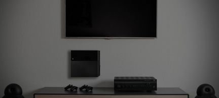 Ps4 на стене. Телевизор для плейстейшен 4. Подставка для приставки ps4 на стену. PLAYSTATION 4 на стену. Кронштейн для Sony PLAYSTATION 4 на стену.