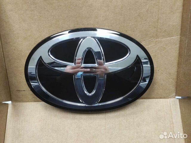 Эмблема решетки радиатора Toyota Land Cruiser 200