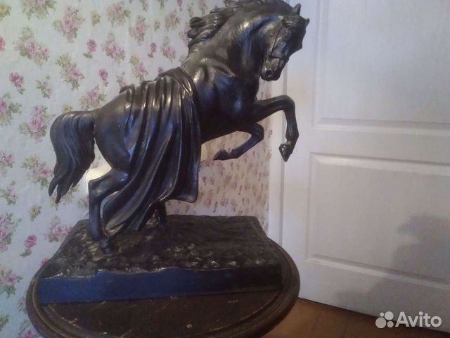 Конь с попоной