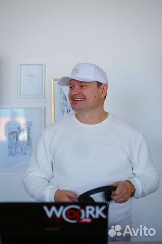 Диджей (Dj ) с аппаратурой