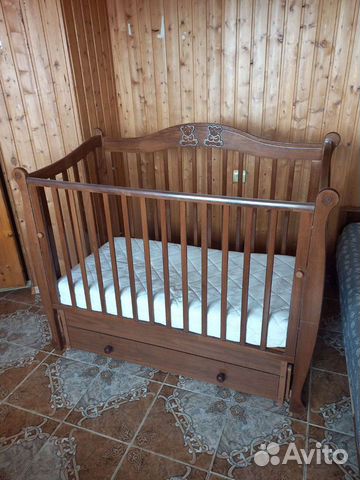 Детская кроватка с маятником