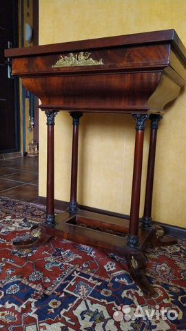 Старинный столик для рукоделия