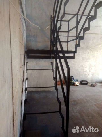П-образная лестница на листовых косоурах 8 мм лк-3