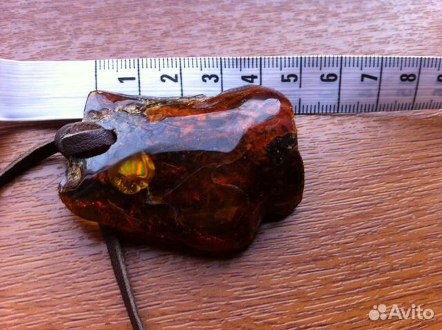 Кулон из янтаря с инклюзами