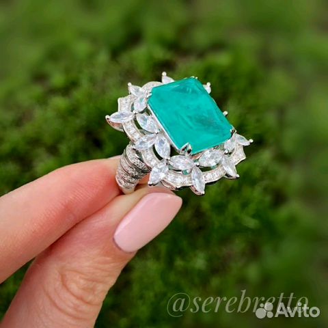 Роскошное серебряное кольцо с изумрудным цирконом