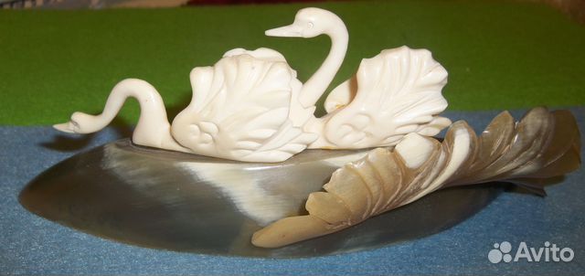 Сувенир лебеди кость рог