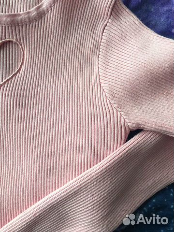 Пуловер с вырезом