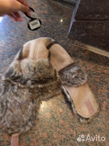 Меховая шапка и варежки Меховая шапка и варежки