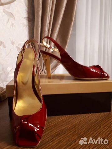 Красные лаковые босоножки aragona