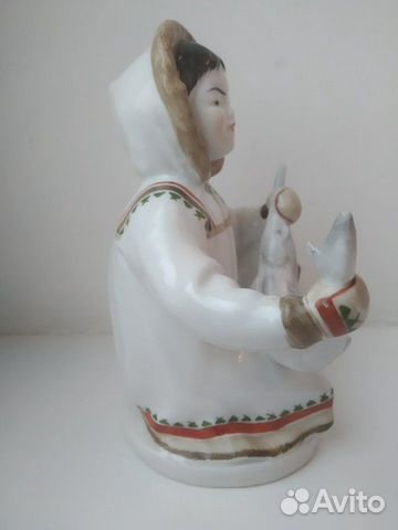 Статуэтка лфз Якутка с севрюгой