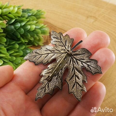 Брошь Кленовый лист с каплей, латунь Брошь Кленовый лист с каплей, латунь