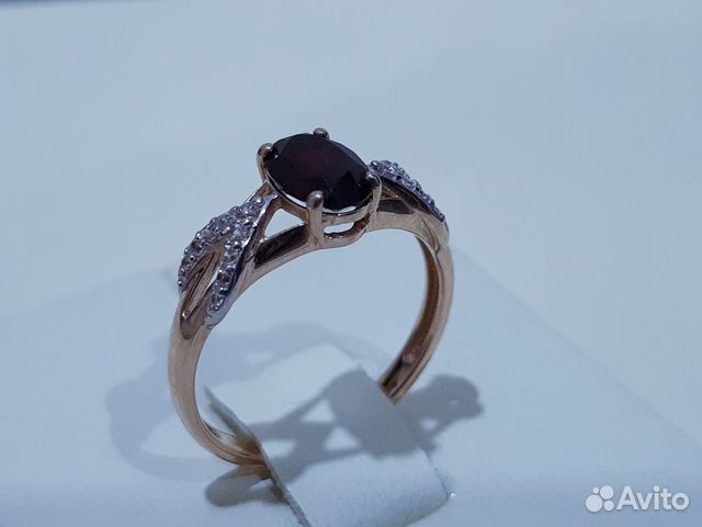 Золотое кольцо с гранатом и фианитами 585 пробы