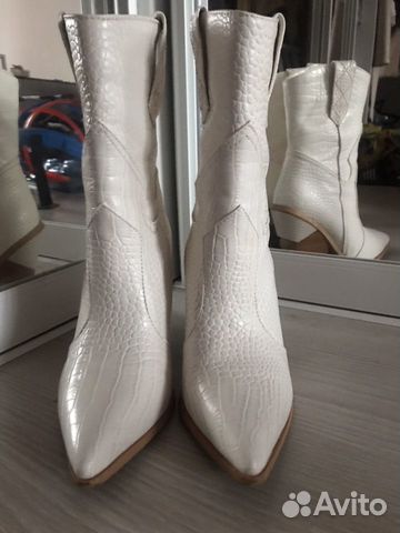 Казаки ботильоны белые в стиле Fendi