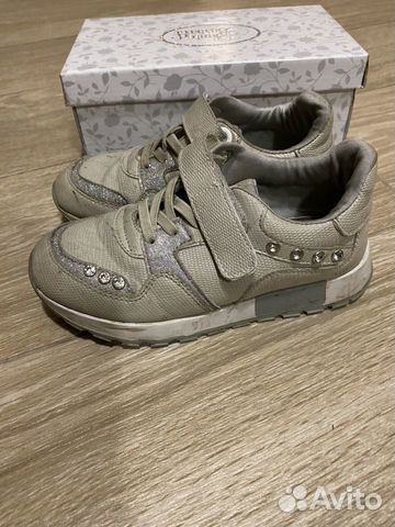 Много обуви на девочку