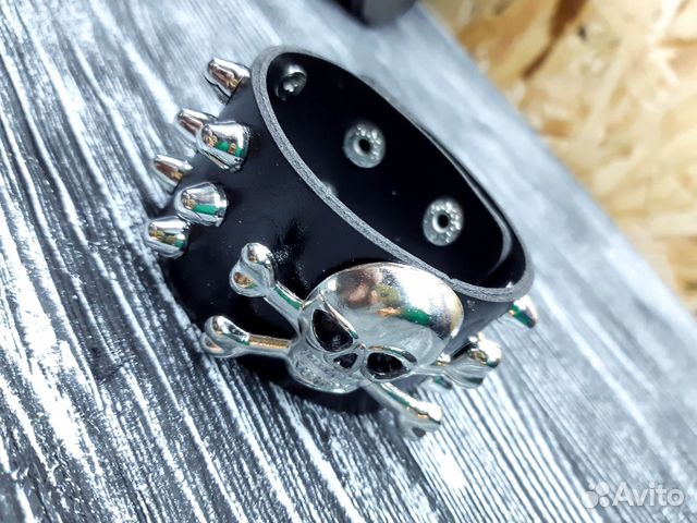 Браслет и кожи с черепом и шипами Браслет и кожи с черепом и шипами