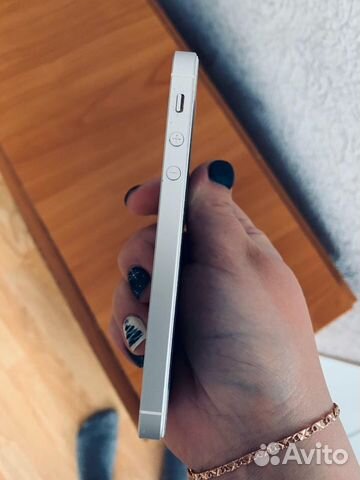 Телефон iPhone SE