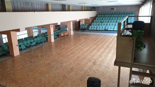 Танцевальный зал на 2 этаже 467 м². Потолок 6 м