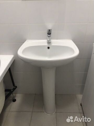 Раковина с краном (все крепежи и подводка, в компл