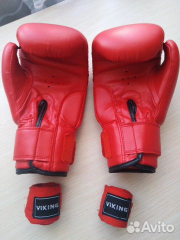 Боксерские перчатки и бинты