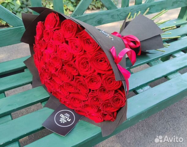 51 роза в строгом оформлении Лакшери