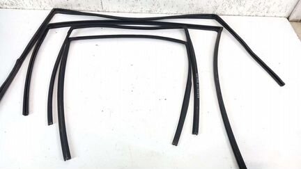 Уплотнитель стекла двери Toyota Camry v55