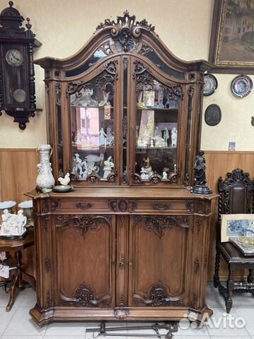Старинная витрина массив ореха Рококо