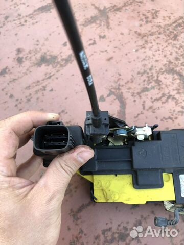 Замок двери левая задняя Вольво XC70 2001 год