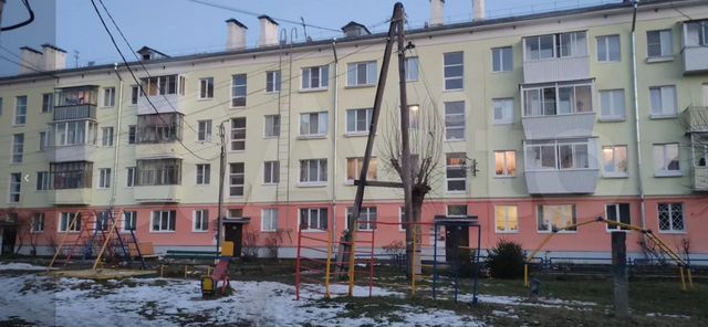 Доля в 2-к. квартире, 41,5 м², 1/4 эт.