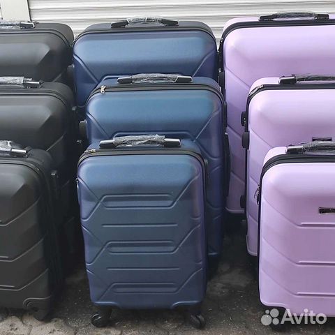 Пластиковый чемодан на 4 колёсах