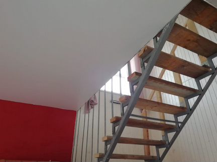 Натяжной потолок в обход лестницы