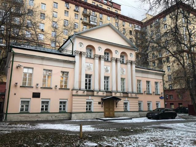 Здание, 588.3 м²