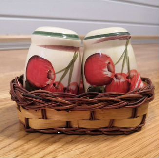 Набор: солонка и перечница в плетеной корзинке