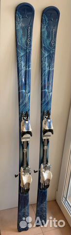 Горные лыжи с креплением и палочками atomic жен