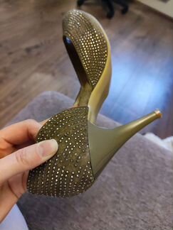 Праздничные замшевые туфли со стразами