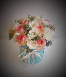 Роза с эустомой в коробке