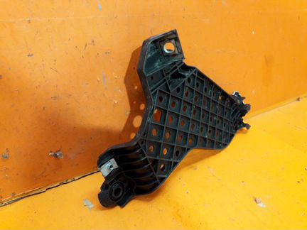 Кронштейн фары передний правый Audi Q3 8U