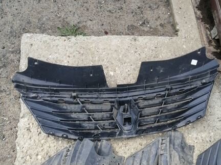 Решетка радиатора Renault Logan sandero
