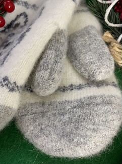 Шерстяные варежки в подарок к новому году