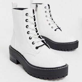 Белые ботинки Stradivarius