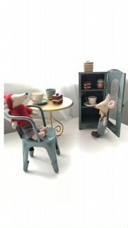 Металлический шкаф для кукольного домика