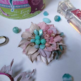 Броши из кожи в осенних оттенках