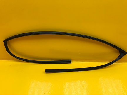 Уплотнитель стекла передний левый Nissan Murano