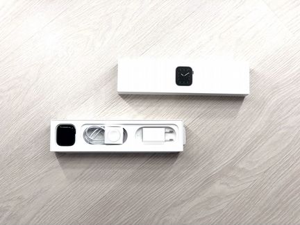 Apple Watch 5 44 mm Ростест (гарантия 25.10.21)