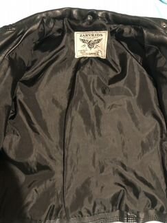 Черная кожаная куртка