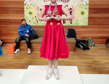 Рейтинговый костюм для бальных танцев