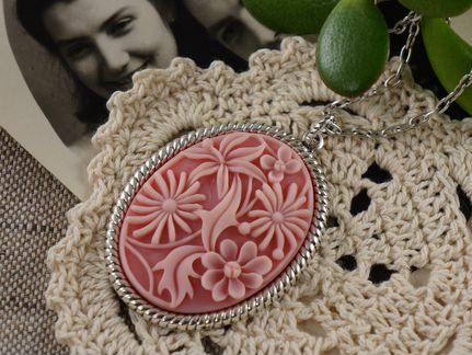 Камея Экзотические цветы розовые (30х40мм)