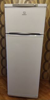 Холодильник с морозильником indesit
