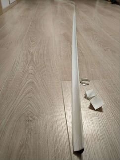 Плинтус для столешницы. цвет белый. ширина 27 мм