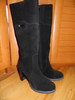 Черные высокие сапоги на каблуке р.40